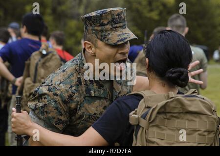 Staff Sgt Juan Aguilera, ein Sergeant-Dozent an Marine Corps Officer Candidate School in Quantico, Virginia, korrigiert ein Offizier Kandidat während einer Übung auf der Marine Corps Base Quantico am 22. April 2017. Die Übung wurde entwickelt, um Offizier Kandidaten aus Recruiting Stationen Baltimore und Harrisburg für die körperlichen und geistigen Herausforderungen des Marine Corps Officer Candidate School vorzubereiten. Sergeant Instruktoren trainieren, Bildschirm und bewerten Kandidaten, die ein hohes Maß an Führungspotenzial und Engagement zum Erfolg um eine Provision als Offizier in den Vereinigten Staaten unter Beweis stellen müssen Stockfoto