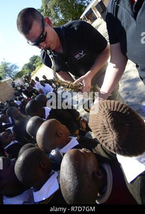 Tech. Sgt. John Dawson, US Luft Kräfte in Europa, Band Saxophonist, spielt sein Instrument für die Schüler der Grundschule in Kachikau Kachikau, Botswana am 17. Mai 2017. Die usafe "Botschafter Combo "performance Band zusammen mit dem Botswana Defence Force Band unterstützt zwar den 2017 African Air Chiefs Symposium und durchgeführt für über 500 Studenten. Den USA und Botswana haben eine starke Beziehung, und das US-Militär hat eine lange und produktive Geschichte der Arbeit mit der Botswana Defence Force. Stockfoto