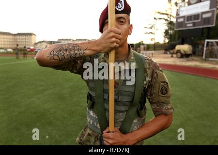 Ein Fallschirmjäger ab 1 Battalion, 508Th Parachute Infantry Regiment, 3. Brigade Combat Team, 82nd Airborne Division, bleibt stoisch, während sie von Richter während der Alle amerikanischen Woche Color Guard Wettbewerb auf Fort Bragg, N.C., 18. Mai 2017 überprüft wird. Der Wettbewerb ist gehalten, um zu sehen, wem die Chance als Color Guard während der Ereignisse der amerikanischen Woche Feier durchführen zu gewinnen. Stockfoto