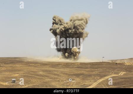 Jordanische F-16 Kampfflugzeuge und AV-8B Harrier drop Munition auf simulierten Ziele während der kombinierten Waffen live fire Übung während eifrig Lion 17, Mai 17 in Jordanien. Eifrig Lion ist eine jährliche multinationale Übung zur militärischen zu militärischen Beziehungen stärken, Interoperabilität zwischen Partnerstaaten und die regionale Sicherheit und Stabilität erhöhen. Stockfoto