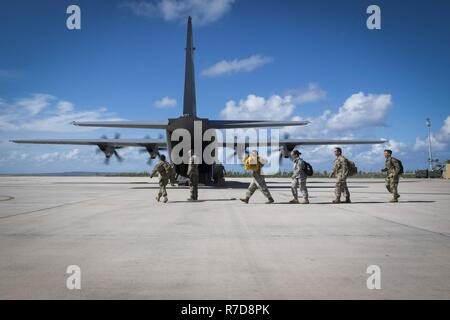 Die Mitglieder der U.S. Army Board behält sich eine C-130J Super Hercules auf Saipan International Airport, Saipan, Commonwealth der Nördlichen Marianen, November 28, 2018 um nach Guam erneut bereitstellen. Service Mitglieder aus der gemeinsamen Region Marianas und US-Indo-Befehl sind, Verteidigungsministerium, Unterstützung der Zivilgesellschaft und lokalen Beamten der CNMI als Teil der Federal Emergency Management Agency - unterstützt Super Typhoon Yutu Wiederaufnahme Bemühungen. Stockfoto