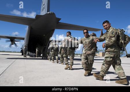 Die Mitglieder der U.S. Army Board behält sich eine C-130J Super Hercules auf Saipan International Airport, Saipan, Commonwealth der Nördlichen Marianen, November 28, 2018 um nach Guam erneut bereitstellen. Service Mitglieder aus der gemeinsamen Region Marianas und US-Indo-Befehl sind, Verteidigungsministerium, Unterstützung der Zivilgesellschaft und lokalen Beamten der CNMI als Teil der Federal Emergency Management Agency - unterstützt Super Typhoon Yutu Wiederaufnahme Bemühungen. Stockfoto