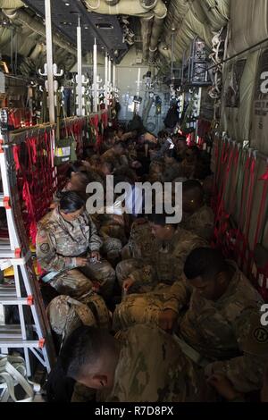 Die Mitglieder der U.S. Army Board behält sich eine C-130J Super Hercules auf Saipan International Airport, Saipan, Commonwealth der Nördlichen Marianen, November 28, 2018 um nach Guam erneut bereitstellen. Service Mitglieder aus der gemeinsamen Region Marianas und US-Indo-Befehl sind, Verteidigungsministerium, Unterstützung der Zivilgesellschaft und lokalen Beamten der CNMI als Teil der Federal Emergency Management Agency - unterstützt Super Typhoon Yutu Wiederaufnahme Bemühungen. Stockfoto