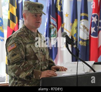 Ansbach, Deutschland - Oberstleutnant Todd Daniels, Kommandant der 5. Bataillon, 4 Air Defense Artillery Regiment, spricht mit den Soldaten, Freunde und verehrte Gäste während der 5-4 ADA Zeremonie und Annahme des Befehls Zeremonie auf Shipton Kaserne, Deutschland November 28. 5-4 ADA hat eine tief verwurzelte Geschichte, die zurückgeht, die bis Mai 1815 in Fort Independence, Mass ( Stockfoto