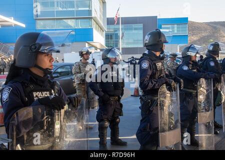 Us-Soldaten mit 93 Militärpolizei Bataillon, Special Purpose Marine-Air Boden Task Force 7, und Offiziere mit US-Zoll- und Grenzschutzbehörde (CBP), in nicht-tödliche Crowd control bohrt mit dem San Ysidro Tor der Eintragung in Kalifornien, Nov. 27, 2018 teilnehmen. Departement für Verteidigung Personal wurden ermächtigt, Kraft, Schutz für die Mitarbeiter des CBP zur Verfügung zu stellen, um sicherzustellen, dass sie ihren zugewiesenen föderalen Funktionen ausführen kann. Us Northern Command für das Ministerium für Heimatschutz und CBP militärische Unterstützung der südlichen Grenze der Vereinigten Staaten zu sichern. Stockfoto