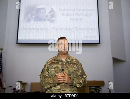 PEARL HARBOR (Nov. 28, 2018) US Air Force Oberstleutnant Tracy Parrish, Joint Base Pearl Harbor-Hickam (JBPHH) Stellvertretender Leiter Personal officer liefert Erläuterungen an der Nationalen American Indian Heritage Monat Einhaltung am JBPHH Memorial Kapelle, 07.11.28. statt. Die Einhaltung Monat erkennt die Indianer für ihren Respekt für die natürlichen Ressourcen und die Erde, für die mit dem Valor in Konflikten unserer Nation serviert und erkennt Ihre wichtige Beiträge zu den Vereinigten Staaten. Stockfoto