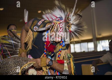 PEARL HARBOR (Nov. 28, 2018) Die traditionelle Indianische Tänzer David L. Bevett, Ph.D, führt an der Nationalen American Indian Heritage Monat Beachtung auf der gemeinsamen Basis Pearl Harbor-Hickam Memorial Kapelle, 07.11.28. statt. Die Einhaltung Monat erkennt die Indianer für ihren Respekt für die natürlichen Ressourcen und die Erde, für die mit dem Valor in Konflikten unserer Nation serviert und erkennt Ihre wichtige Beiträge zu den Vereinigten Staaten. Stockfoto