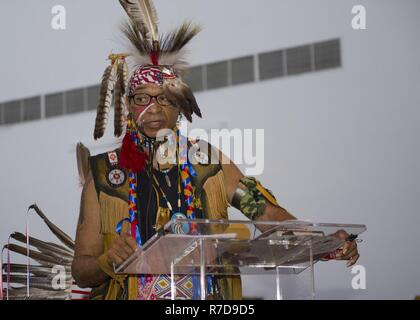 PEARL HARBOR (Nov. 28, 2018) Die traditionelle Indianische Tänzer David L. Bevett, Ph.D., liefert Erläuterungen als Keynote Speaker bei der Nationalen American Indian Heritage Monat Beachtung auf der gemeinsamen Basis Pearl Harbor-Hickam Memorial Kapelle, 07.11.28. statt. Die Einhaltung Monat erkennt die Indianer für ihren Respekt für die natürlichen Ressourcen und die Erde, für die mit dem Valor in Konflikten unserer Nation serviert und erkennt Ihre wichtige Beiträge zu den Vereinigten Staaten. Stockfoto