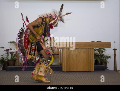 PEARL HARBOR (Nov. 28, 2018) Die traditionelle Indianische Tänzer David L. Bevett, Ph.D, führt an der Nationalen American Indian Heritage Monat Beachtung auf der gemeinsamen Basis Pearl Harbor-Hickam Memorial Kapelle, 07.11.28. statt. Die Einhaltung Monat erkennt die Indianer für ihren Respekt für die natürlichen Ressourcen und die Erde, für die mit dem Valor in Konflikten unserer Nation serviert und erkennt Ihre wichtige Beiträge zu den Vereinigten Staaten. Stockfoto