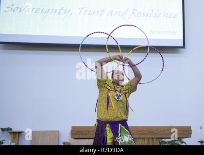 PEARL HARBOR (Nov. 28, 2018) Army veteran Kimmer Horsen führt eine traditionelle Navaho hoop Dance an der Nationalen American Indian Heritage Monat Beachtung auf der gemeinsamen Basis Pearl Harbor-Hickam Memorial Kapelle, 07.11.28. statt. Die Einhaltung Monat erkennt die Indianer für ihren Respekt für die natürlichen Ressourcen und die Erde, für die mit dem Valor in Konflikten unserer Nation serviert und erkennt Ihre wichtige Beiträge zu den Vereinigten Staaten. Stockfoto