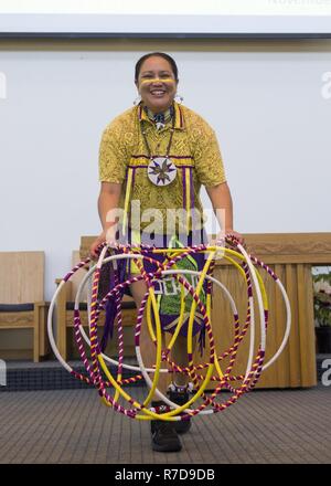 PEARL HARBOR (Nov. 28, 2018) Army veteran Kimmer Horsen führt eine traditionelle Navaho hoop Dance an der Nationalen American Indian Heritage Monat Beachtung auf der gemeinsamen Basis Pearl Harbor-Hickam Memorial Kapelle, 07.11.28. statt. Die Einhaltung Monat erkennt die Indianer für ihren Respekt für die natürlichen Ressourcen und die Erde, für die mit dem Valor in Konflikten unserer Nation serviert und erkennt Ihre wichtige Beiträge zu den Vereinigten Staaten. Stockfoto