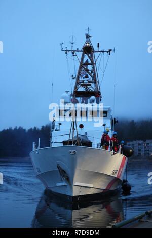 Die Crew der Coast Guard Cutter Freiheit zurück in ihren Heimathafen von Auke Bay, Alaska, nach einer Patrouille durch Southeast Alaska, Nov. 28, 2018. Während die Patrouille die Crew unterstützt die U.S. Forest Service mit dem Transport von vier lodgepole Kiefern aus der Wrangell Ranger District Juneau für Feiertag verzierend im Mansion der Alaska Regler verwendet werden. Us-Küstenwache Stockfoto