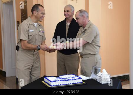 - Das zweite Stück des Kuchens, wird dem Senior Kaplan, Kapitän James Denley, was bedeutet, dass die Ehre und Respekt nach Erfahrung und Dienstalter. Symbolisch, Denley wird das Stück Kuchen auf den junior Kaplan, Lt.Cmdr. Diego Londono, ebenso wie für langjährige Erfahrung, Seelsorger genährt haben und LED-Seelsorger, dass die Ränge füllen und das Corps erneuern. Londono wurde 2010 in Betrieb genommen und Denley wurde 1991 in Betrieb genommen. Stockfoto