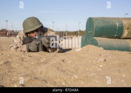 Ein von Delta Unternehmen, 3. rekrutieren Ausbildung Bataillon rekrutieren, bietet Sicherheit während der Bajonettverschluss Angriff Kurs III Marine Corps Recruit Depot San Diego, November 27. Die rekruten bewegen sich in Teams mit Geschwindigkeit und Intensität den Kurs durchzuführen. Jährlich mehr als 17.000 Männer aus den westlichen Recruiting Region rekrutiert werden an MCRD San Diego ausgebildet. Delta Unternehmen ist zu graduieren, Jan. 11 geplant. Stockfoto