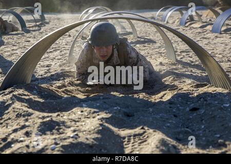 Rekruten mit Delta Unternehmen, 3. rekrutieren Ausbildung Bataillon, kriecht unter ein Hindernis bei der Bajonettverschluss Angriff Kurs III Marine Corps Recruit Depot San Diego, November 27. Die rekruten verschoben in Gruppen von vier in jedem Abschnitt des Kurses. Jährlich mehr als 17.000 Männer aus den westlichen Recruiting Region rekrutiert werden an MCRD San Diego ausgebildet. Delta Unternehmen ist zu graduieren, Jan. 11 geplant. Stockfoto