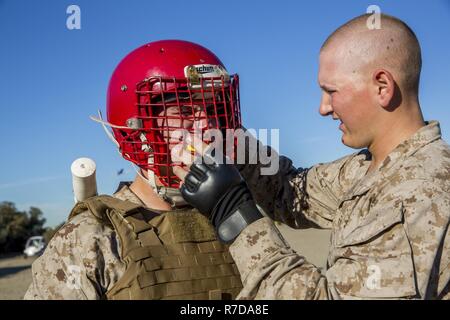 Rekruten mit Delta Unternehmen, 3. rekrutieren Ausbildung Bataillon, anderen Rekruten mit Schutzausrüstung ausstatten, während pugil Sticks III Marine Corps Recruit Depot San Diego, November 27. Rekruten trug, Schutzkleidung, um Verletzungen zu vermeiden. Jährlich mehr als 17.000 Männer aus den westlichen Recruiting Region rekrutiert werden an MCRD San Diego ausgebildet. Delta Unternehmen ist zu graduieren, Jan. 11 geplant. Stockfoto