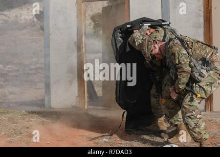 2 Leutnant James Rowan und 2 Lt Gabriel Seehecht, für die Zentrale und die Konzernzentrale, 4 Engineer Battalion, 36th Engineer Brigade, stand hinter der Abdeckung nach der Auslösung einen Sprengsatz an einer Tür während der besten Sapper Wettbewerb, Fort Carson, Colorado, 28. November 2018. Der diesjährige Wettbewerb umfasst neun Zweipersonenmannschaften von Einheiten in Fort Carson. Die oberen drei Mannschaften dann in die Armee zu konkurrieren - breite Beste Sapper Wettbewerb im April 2019. Stockfoto