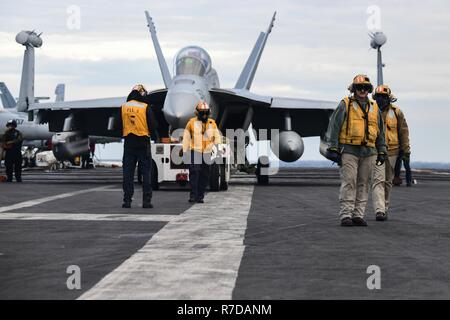 Adria (4. 28, 2018) Segler Transport eine EA-18G Growler, zugeordnet zu den 'Türme' von Electronic Attack Squadron (VAQ) 137, über den Flight Deck an Bord der Nimitz-Klasse Flugzeugträger USS Harry S. Truman (CVN 75). Die derzeit in den USA 6 Flotte Bereich der Operationen, Harry S. Truman wird zur Förderung der Zusammenarbeit mit den regionalen Verbündeten und Partnern fortsetzen, Stärkung der regionalen Stabilität, und wachsam bleiben, agil und dynamisch. Stockfoto