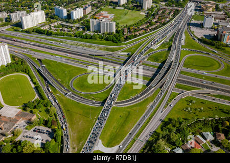 Ein Luftbild von der Autobahn Interchange an der Landstraße 401 und 404/Don Valley Parkway, Toronto. Stockfoto