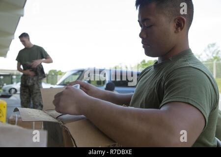 Lance Cpl. Ryan Ruiz, ein Food Service Spezialist mit Combat Logistik Bataillon 31, unboxes Feld Rationen im Camp Hansen, Okinawa, Japan, November 30, 2018. Ruiz ist ein Eingeborener von Honolulu, Hawaii, von Präsident William McKinley High School im Juni 2016, bevor er im August 2016 graduierte. CLB-31, die Logistik Combat Element für die 31 Marine Expeditionary Unit, bietet eine Vielzahl von kritischen Missionen einschließlich Motor Transport, Halterung und Militärpolizei. Die 31. MEU, das Marine Corps' nur kontinuierlich vorwärts - bereitgestellt MEU, bietet eine flexible und tödlicher Gewalt bereit zu perfo Stockfoto