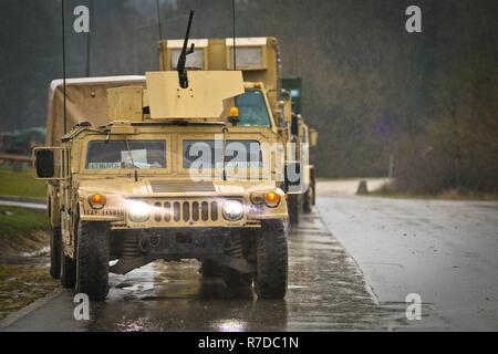 Ein Konvoi von 115 Brigade Support Battalion Muleskinners", 1st Armored Brigade Combat Team, 1.Kavallerie Division mit Elementen aus 7th Army Training Befehl vorbereiten, in der Ausbildung, Hohenfels, Deutschland, Dez. 2, 2018 zu manövrieren. Kombinierte Lösung XI am Joint Multinational Readiness Center ist die letzte Übung in 1-1 CD's Rotation zur Unterstützung der Atlantischen lösen in Europa, die die Interoperabilität der US-Streitkräfte mit ihren NATO-Verbündeten und Partnern evaluiert. Stockfoto