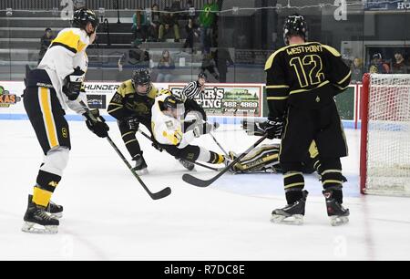 Erster Leutnant Josh Roberts (Nr. 11), mit 1 Bataillon, 23 Infanterie Regiment, in gemeinsamen Base Lewis-McChord, Washington, erfasst zwei Ziele für die ganze Armee Hockey Team während eines scrimmage Dez. 1 gegen die West Point Club Hockeymannschaft an Watertown Municipal Arena. Stockfoto