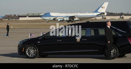 Air Force One landet auf Joint Base Andrews für George H.W. Bushs Staatsbegräbnis auf JBA, Md., Dez. 3, 2018. Fast 4.000 militärische und zivile Personal aus über alle Niederlassungen der US-Streitkräfte, einschließlich der Reserve und der National Guard Komponenten, sofern zeremoniellen Unterstützung während George H.W. Bush, der 41. Präsident der Vereinigten Staaten Staatsbegräbnis. Stockfoto