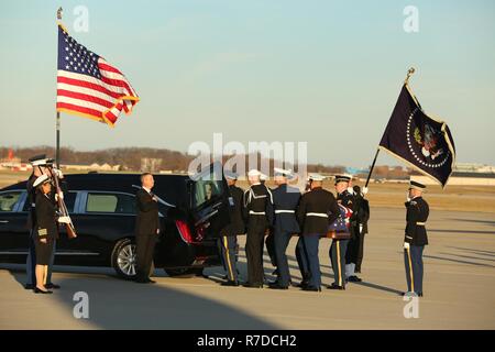 Us-Mitglieder mit der Feierlichen Ehrengarde tragen den Sarg von George H. W. Bush, der 41. Präsident der Vereinigten Staaten, an der Andrews Air Base, Md., Dez. 02, 2018. Fast 4.000 militärische und zivile Personal aus über alle Niederlassungen der US-Streitkräfte, einschließlich der Reserve und der National Guard Komponenten, sofern zeremoniellen Unterstützung während Präsident George H.W. Bush, der 41. Präsident der Vereinigten Staaten Staatsbegräbnis. (DoD Stockfoto