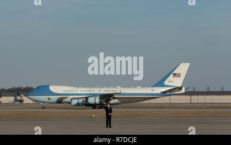 Ein VC-25 ein, die die Familie von Präsident George H.W. Bush, landet bei Joint Base Andrews, Maryland, Dez. 03, 2018. Militärisches und ziviles Personal zu Joint Task Force-National Capital Region zugewiesen, sofern zeremonielle und zivilen Angelegenheiten während Präsident George H.W. Unterstützung Bushs Staatsbegräbnis. (DoD Stockfoto