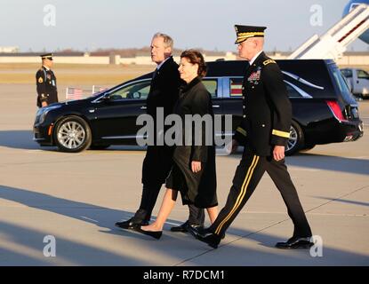 Der ehemalige Präsident, George W. Bush, mit seiner Frau Laura Bush, vom Flugplatz abweichen, Joint Base Andrews, Maryland, Dez. 03, 2018. Militärisches und ziviles Personal zu Joint Task Force - National Capital Region zugewiesen, sofern zeremonielle und zivilen Angelegenheiten während Präsident George H.W. Unterstützung Bushs Staatsbegräbnis. (DoD Stockfoto