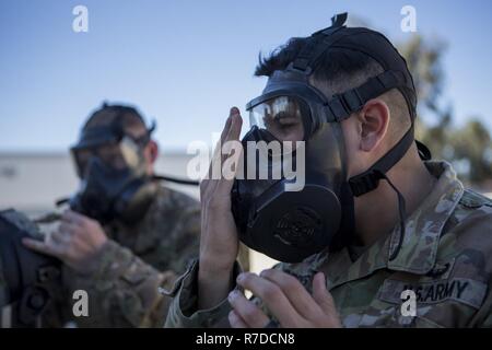 Us-Armee Sgt. Javier Torres, ein militärischer Polizist mit 93 Militärpolizei Bataillon, Special Purpose Marine Air-Ground Task Force 7, löscht seine Gasmaske bei der Einreise Readiness Training mit US-Zoll- und Grenzschutzbehörde (CBP) Offiziere am Otay MESA Tor der Eintragung in Kalifornien, Dez. 3, 2018. Departement für Verteidigung Militärs wurden ermächtigt, Kraft, Schutz für die Mitarbeiter des CBP zur Verfügung zu stellen, um sicherzustellen, dass sie ihren zugewiesenen föderalen Funktionen ausführen kann. Us Northern Command für das Ministerium für Heimatschutz und CBP militärische Unterstützung der souther zu sichern. Stockfoto