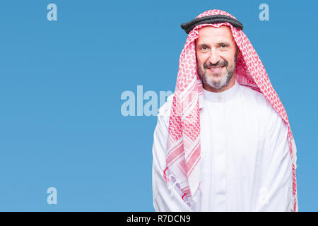 Senior arabischen Mann mit kufiya über isolierte Hintergrund mit einem glücklichen und kühlen Lächeln auf dem Gesicht. Glückliche Person. Stockfoto