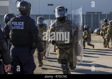 Us-Soldaten mit 93 Militärpolizei Bataillon, Special Purpose Marine Air-Ground Task Force 7, laufen hinter US-Zoll- und Grenzschutzbehörde (CBP) Offiziere bei der Einreise Readiness Training am Otay MESA Tor der Eintragung in Kalifornien, Dez. 3, 2018. Departement für Verteidigung Militärs wurden ermächtigt, Kraft, Schutz für die Mitarbeiter des CBP zur Verfügung zu stellen, um sicherzustellen, dass sie ihren zugewiesenen föderalen Funktionen ausführen kann. Us Northern Command für das Ministerium für Heimatschutz und CBP militärische Unterstützung der südlichen Grenze der Vereinigten Staaten zu sichern. Stockfoto
