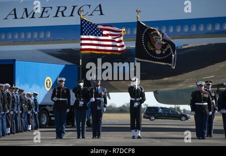 Us-Mitglieder mit der gemeinsamen Kräfte Ehrengarde erwarten die Ankunft der Schatulle des ehemaligen Präsidenten George H.W. Bush während einer Abschiedszeremonie auf Ellington Field Joint Mindestreservebasis in Houston, Texas, Dez. 3, 2018. Fast 4.000 militärische und zivile Personal aus über alle Niederlassungen der US-Streitkräfte, einschließlich der Reserve und der National Guard Komponenten, sofern zeremoniellen Unterstützung während George H.W. Bush, der 41. Präsident der Vereinigten Staaten Staatsbegräbnis. Stockfoto