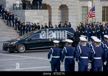 Gemeinsame Service Pallbearers Vertreter der United States Army, Navy, Marine Corps, Luftwaffe, und Küstenwache, bereiten Sie die Flagge - drapierte Schatulle von George H.W. durchführen Bush, 41. Präsident der Vereinigten Staaten von Amerika, der United States Capitol, Washington, D.C., Dez. 3, 2018. Fast 4.000 militärische und zivile Personal aus über alle Niederlassungen der US-Streitkräfte, einschließlich der Reserve und der National Guard Komponenten, sofern zeremoniellen Unterstützung während George H.W. Bush, der 41. Präsident der Vereinigten Staaten Staatsbegräbnis. (DoD Stockfoto