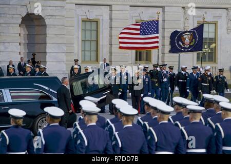 Gemeinsame Service Pallbearers Vertreter der United States Army, Navy, Marine Corps, Luftwaffe, und Küstenwache, bereiten Sie die Flagge - drapierte Schatulle von George H.W. durchführen Bush, 41. Präsident der Vereinigten Staaten von Amerika, der United States Capitol, Washington, D.C., Dez. 3, 2018. Fast 4.000 militärische und zivile Personal aus über alle Niederlassungen der US-Streitkräfte, einschließlich der Reserve und der National Guard Komponenten, sofern zeremoniellen Unterstützung während George H.W. Bush, der 41. Präsident der Vereinigten Staaten Staatsbegräbnis. (DoD Stockfoto