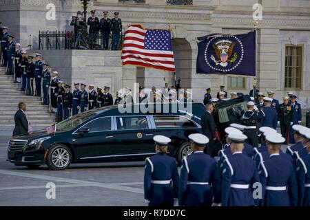 Gemeinsame Service Pallbearers Vertreter der United States Army, Navy, Marine Corps, Luftwaffe, und Küstenwache, bereiten Sie die Flagge - drapierte Schatulle von George H.W. durchführen Bush, 41. Präsident der Vereinigten Staaten von Amerika, der United States Capitol, Washington, D.C., Dez. 3, 2018. Fast 4.000 militärische und zivile Personal aus über alle Niederlassungen der US-Streitkräfte, einschließlich der Reserve und der National Guard Komponenten, sofern zeremoniellen Unterstützung während George H.W. Bush, der 41. Präsident der Vereinigten Staaten Staatsbegräbnis. (DoD Stockfoto