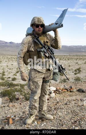 Us Marine Corps Pfc. Jakob Eckert, eine Intelligenz Specialist 7. Marine Regiment, montiert die Unmanned Aircraft Systems RQ-20 PUMA während der Übung Stahl Ritter (SK) 2019 bei der Marine Corps Air Ground Combat Center, Twentynine Palms, Kalifornien, Dez 4. 28., 2018. SK ist eine jährliche Übung verwendet die Marines und die Fähigkeiten der Segler, Taktik zu verbessern, und die Bereitschaft zu bekämpfen, indem sie in den verschiedenen dynamischen Szenarien, Ground Combat Manöver, und live Feuer reicht. Stockfoto