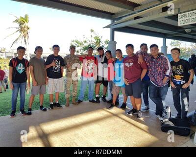 Us-Armee Sgt. Kenmark Orejola, 4. links, ein Soldat und ältere Musiker mit den Guam Army National Guard, derzeit zugeordnet Joint Task, Task Group-Saipan Force-West, nimmt ein Foto mit Saipan südlichen High School Kursteilnehmer auf Saipan, Commonwealth der Nördlichen Marianen, Dez. 3, 2018. Die Studenten kehrten nach mehr als einen Monat ohne Klassen wegen Wiederaufnahme Bemühungen von Super Typhoon Yutu Ende Oktober führte dieses Jahr in die Schule. Stockfoto