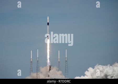 SpaceX der Falcon 9 Rakete CRS-16 abhebt vom Weltraum aus komplexen 40 Start am Dez 5, 2018 in Cape Canaveral Air Station, Fla. Das CRS-16, eine Ladung resupply Mission zur Internationalen Raumstation, mehr als 5.600 Pfund, die Versorgung der ISS durchgeführt, darunter 250 Forschung und Wissenschaft Projekte. Stockfoto