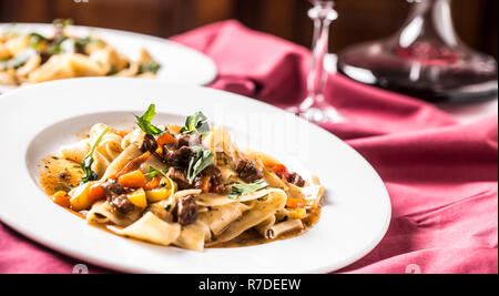 Idalian nudeln Pappardelle mit beef Ragout von Weiß- und Rotwein. Stockfoto