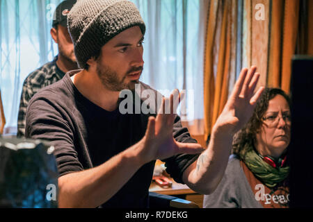 RELEASE DATE: April 20, 2018 Title: Tully STUDIO: Focus Features Regie: Jason Reitman PLOT: Marlo, eine Mutter von drei einschließlich eines Neugeborenen, der begabt ist eine Nacht Nanny von ihrem Bruder. Zögerlich die Extravaganz, Marlo kommt eine einzigartige Bindung mit den nachdenklichen, überraschende und manchmal schwierigen Jungen Kindermädchen namens Tully. STARRING: Jason Reitman am Set. (Bild: © Focus Features/Entertainment Bilder) Stockfoto