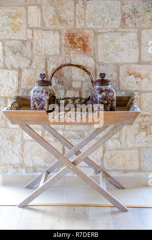 Dekorative Vasen mit Nüssen und Früchten auf Holz- Fach. Stockfoto
