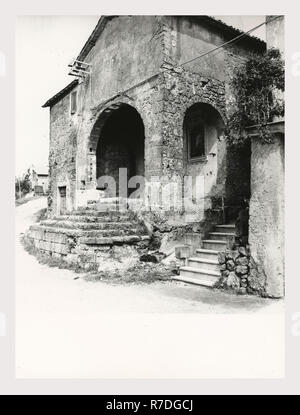 Latium Viterbo Vasanello . Cappella della Madonna delle Grazie, das ist mein Italien, die italienische Land der Geschichte, mittelalterliche Architektur, Malerei. An der Wand über dem Altar sind Fresken von der Schule des Pastura 1504. Antiquitäten Skulpturen. Altar oben ruht auf einem römischen Grabmal Weihinschrift an den Gott sylvanus. Stockfoto