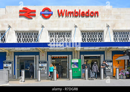 Zeichen & Logo über den öffentlichen Verkehr Menschen Eingang zu Wimbledon National Rail & Londoner U-Bahnhof und Straßenbahn Station London England Großbritannien Stockfoto