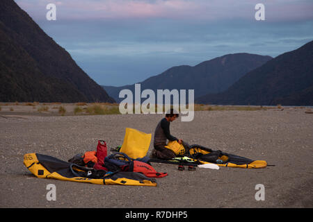 Packrafting im Fjordland National Park, Neuseeland Stockfoto