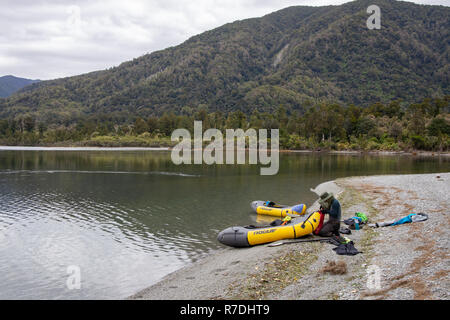 Packrafting am Lake McKerrow im Fjordland National Park, Neuseeland Stockfoto