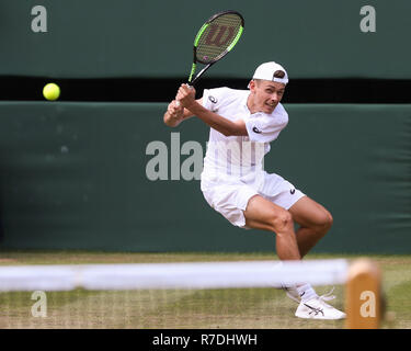 Australische Spieler Alex De Minaur in Aktion bei Wimbledon, London, Vereinigtes Königreich. Stockfoto
