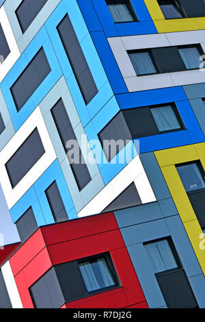 Abstrakte Architektur mit Farbe Formen auf farbenfrohen modernen Studentenwohnheim architektonischen geometrische Muster Ecke detail England Großbritannien Stockfoto