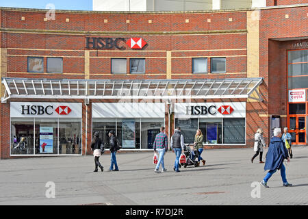 Die Außenseite des HSBC Bank, Banking facility Räumlichkeiten im belebten Badeort shopping High Street in Southend on Sea England Essex UK Stockfoto